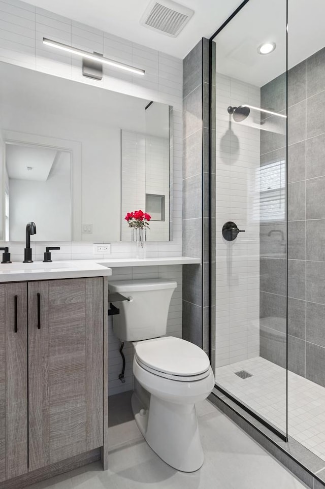 1116 W Addison St, Chicago, IL 60613 - full bathroom featuring a tile shower, vanity, tile patterned floors, and tile walls