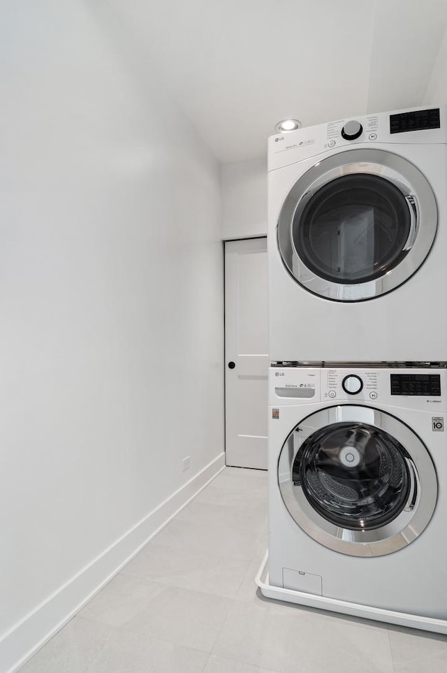1116 W Addison St, Chicago, IL 60613 - laundry room with stacked washer / drying machine and baseboards