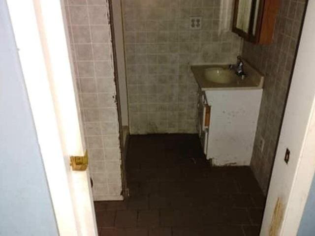 1022 N 3rd St, Springfield, IL 62702 - bathroom featuring vanity, tile walls, and tile patterned floors