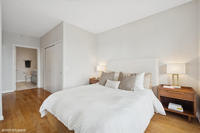 645 N Kingsbury St Unit 2002, Chicago, IL 60654 - bedroom featuring light wood finished floors, ensuite bath, and a closet