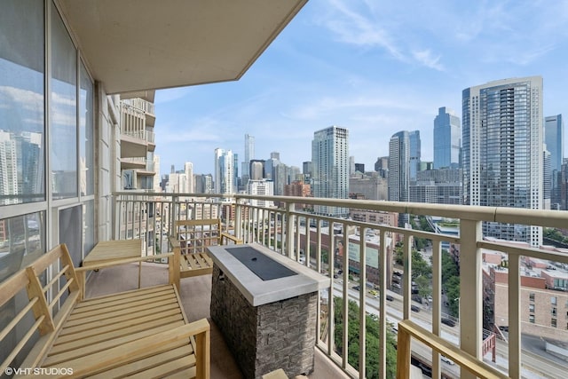 645 N Kingsbury St Unit 2002, Chicago, IL 60654 - balcony featuring a skyline view