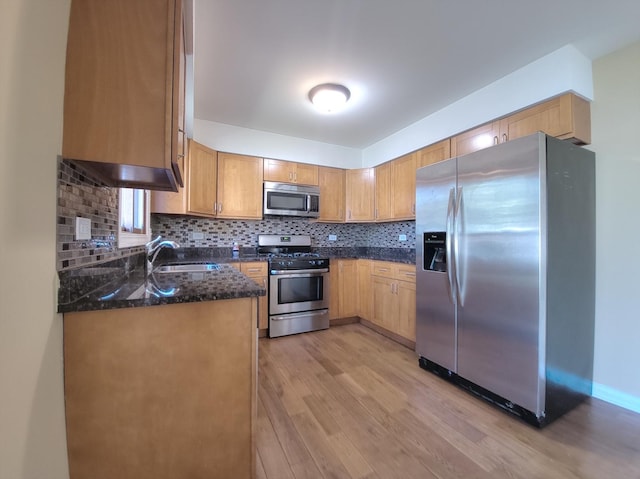 913 Dartmouth Ave, Matteson, IL 60443 - kitchen featuring stainless steel appliances, light wood-style flooring, tasteful backsplash, and dark stone countertops