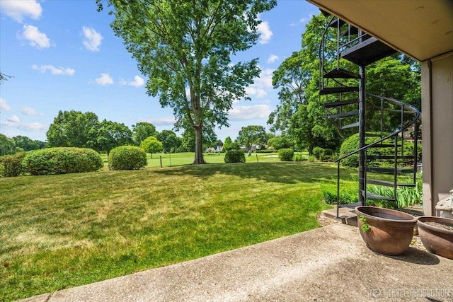 208 Kenston Ct Unit 208, Geneva, IL 60134 - view of green lawn
