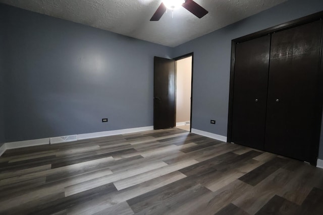 8818 Lori Ln, Orland Park, IL 60462 - unfurnished bedroom featuring wood finished floors, a textured ceiling, a closet, and ceiling fan