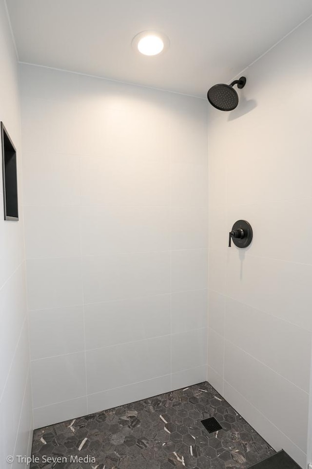 7939 Neva Ave, Burbank, IL 60459 - bathroom featuring a tile shower