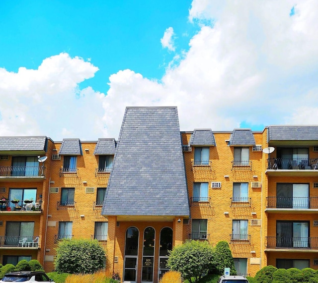 view of apartment building / complex