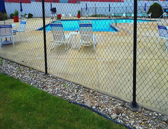 view of swimming pool