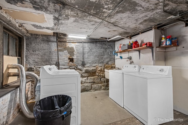 3516 N Reta Ave, Chicago, IL 60657 - laundry room with washer and clothes dryer