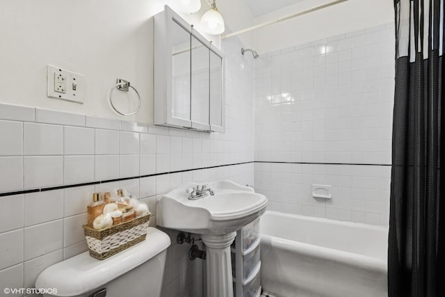 7639 Jackson Blvd Unit 1-W, Forest Park, IL 60130 - full bath with shower / bath combination with curtain and tile walls