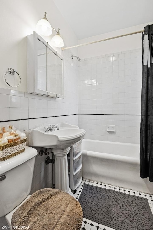 7639 Jackson Blvd Unit 1-W, Forest Park, IL 60130 - bathroom with shower / bathtub combination with curtain and tile walls