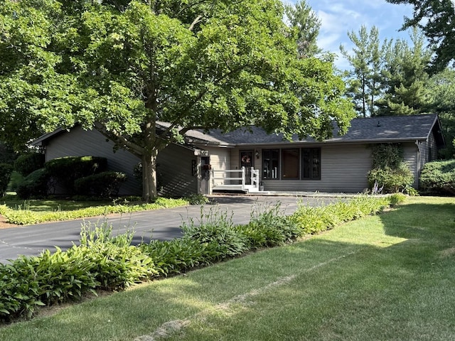 6412 Redbird Ln, Crystal Lake, IL 60012 - view of front of house featuring a front yard and asphalt driveway