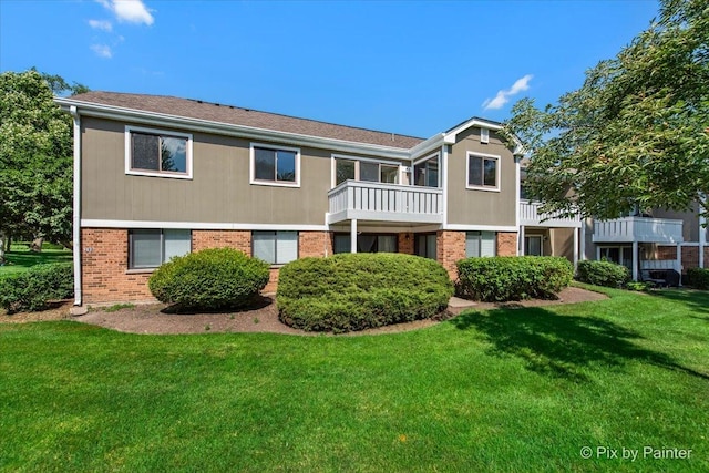 390 Thornhill Ct Unit D2, Schaumburg, IL 60193 - rear view of house featuring brick siding, a yard, and a balcony