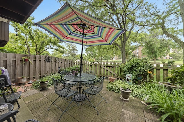 485 Raintree Ct Unit B, Glen Ellyn, IL 60137 - fenced backyard with outdoor dining area