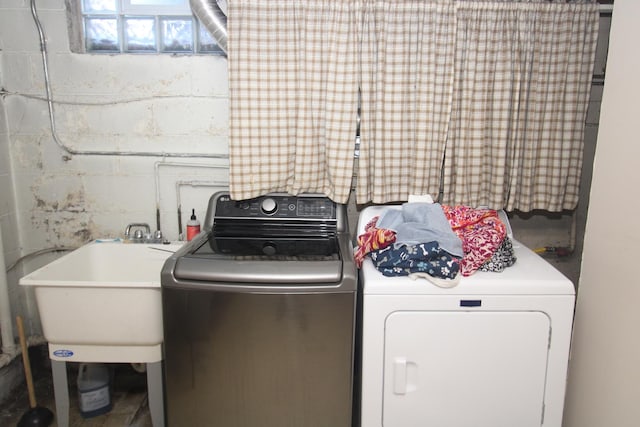 1005 Black Rd, Joliet, IL 60435 - laundry room featuring independent washer and dryer and concrete block wall