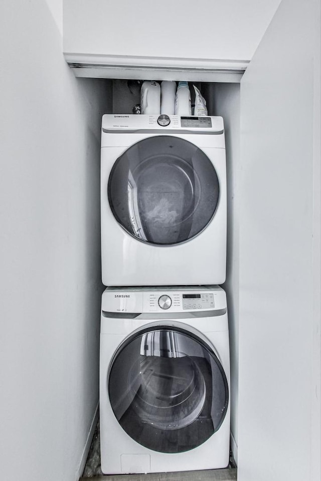 920 W Madison St Unit F8, Chicago, IL 60607 - washroom with stacked washing machine and dryer