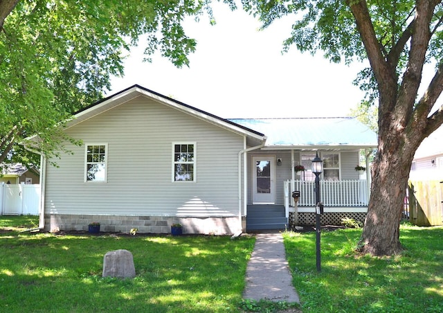 707 Omaha Ave, Lincoln, IL 62656 - view of front of property featuring a porch