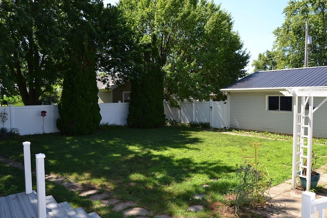 707 Omaha Ave, Lincoln, IL 62656 - fenced backyard featuring a gate