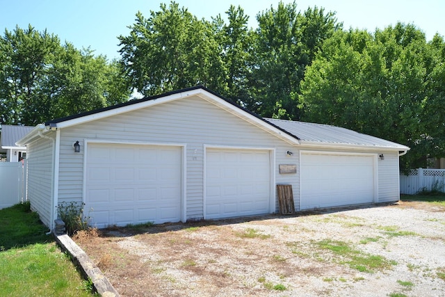 707 Omaha Ave, Lincoln, IL 62656 - view of detached garage
