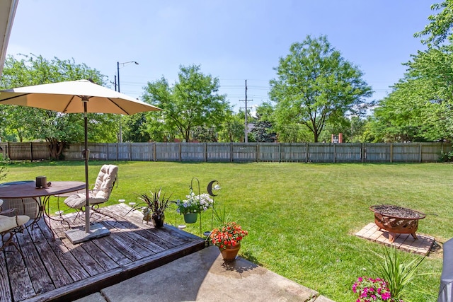 1150 Attleboro Ct, Schaumburg, IL 60193 - fenced backyard with a deck and outdoor dining area