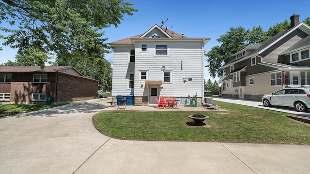 611 S Hennepin Ave, Dixon, IL 61021 - view of front facade with a front lawn, a fire pit, and concrete driveway