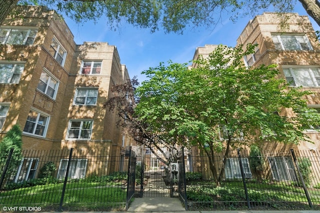 4610 N Monticello Ave Unit 3E, Chicago, IL 60625 - view of property featuring a fenced front yard