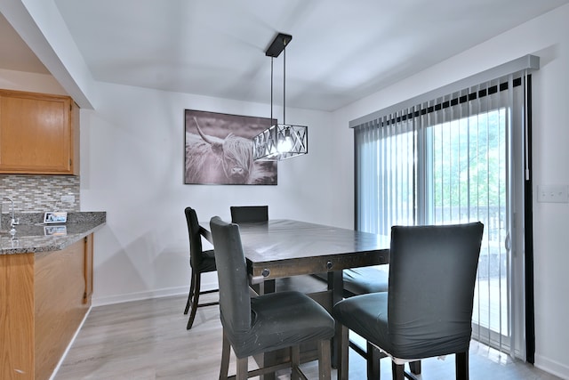 654 Kingsbridge Dr, Carol Stream, IL 60188 - dining area featuring light wood-type flooring and baseboards
