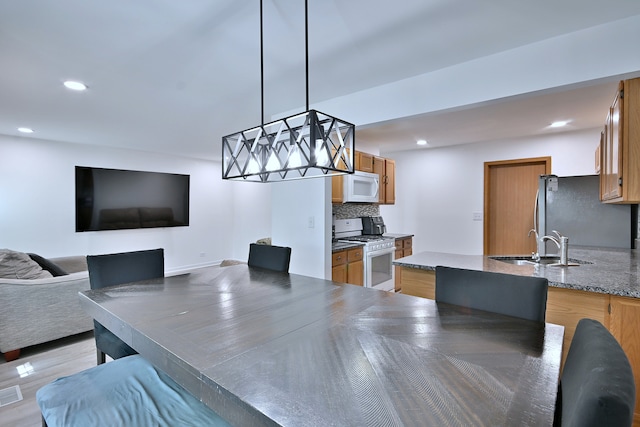 654 Kingsbridge Dr, Carol Stream, IL 60188 - dining area with recessed lighting and light wood-style floors