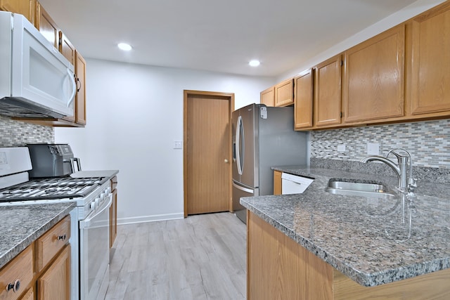 654 Kingsbridge Dr, Carol Stream, IL 60188 - kitchen with white appliances, backsplash, dark stone counters, light wood-style floors, and recessed lighting