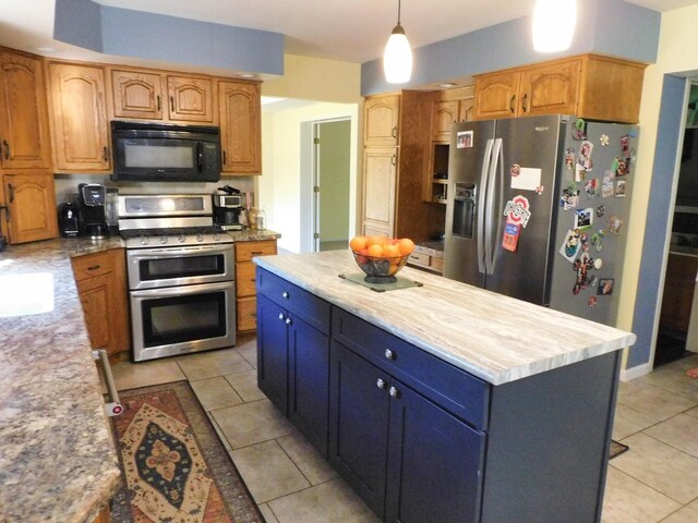 565 Sandra Cir, Freeport, IL 61032 - kitchen featuring appliances with stainless steel finishes, light tile patterned floors, a center island, and hanging light fixtures