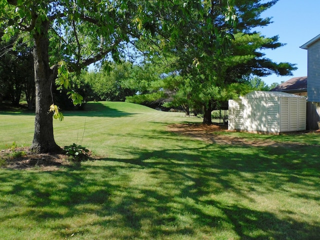 565 Sandra Cir, Freeport, IL 61032 - view of grassy yard featuring a storage shed