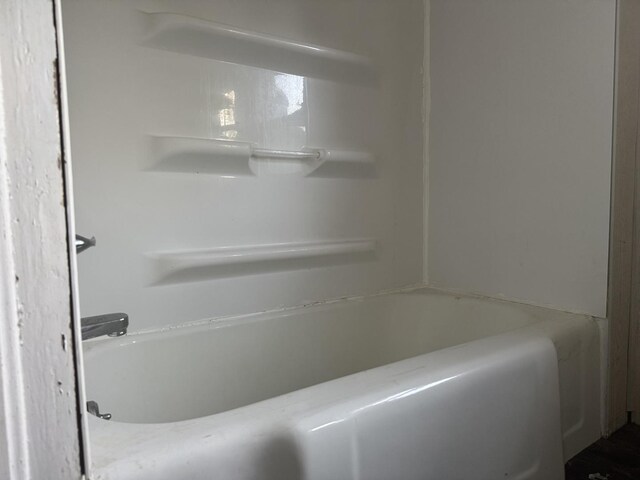 614 N Jackson St, Clinton, IL 61727 - full bath featuring shower / tub combination