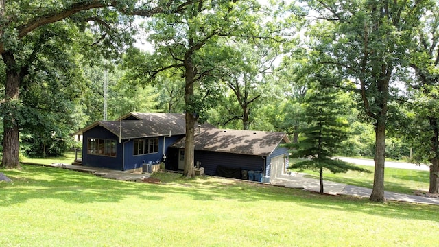 746 Old Stage Rd, Morris, IL 60450 - view of front of home featuring a front yard and a shingled roof