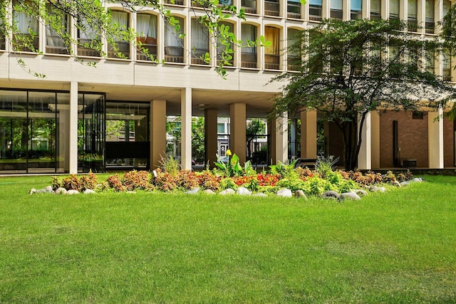 1450 E 55th Pl Unit 317S, Chicago, IL 60637 - surrounding community featuring a lawn