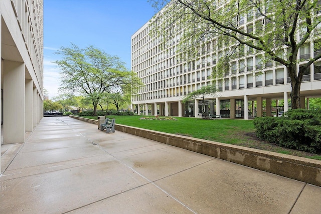 1450 E 55th Pl Unit 317S, Chicago, IL 60637 - view of home's community featuring a lawn