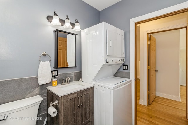 5416 W Windsor Ave Unit 1N, Chicago, IL 60630 - laundry area featuring estacked washer and dryer and light wood finished floors