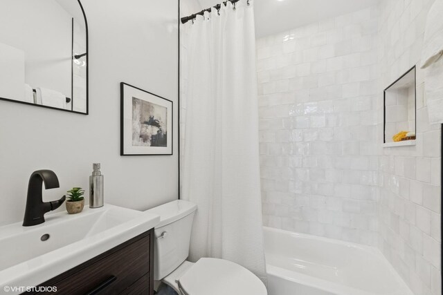 636 W Buckingham Pl Unit C, Chicago, IL 60657 - bathroom featuring shower / bath combo and vanity