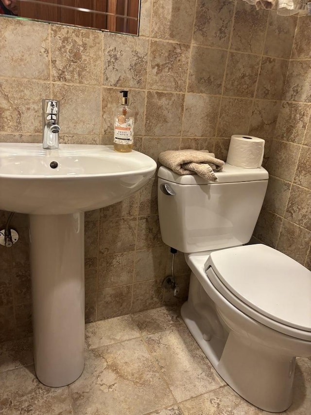 1017 Buccaneer Dr Unit 5, Schaumburg, IL 60173 - bathroom with tile walls