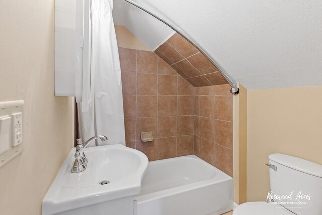 382 N 8th Ave, Kankakee, IL 60901 - full bath with shower / bath combo and vaulted ceiling