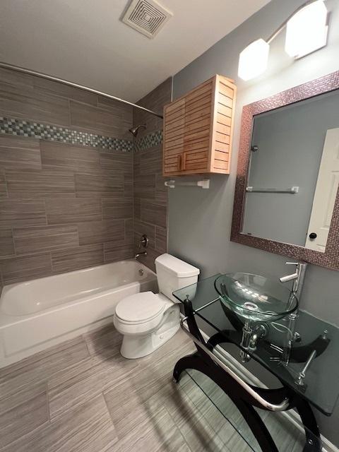 372 S Crown Ct, Palatine, IL 60074 - bathroom featuring shower / washtub combination and toilet
