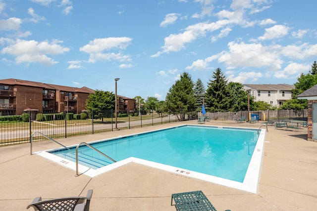 1131 Cedar St Unit 2B, Glendale Heights, IL 60139 - community pool with a patio area and a residential view