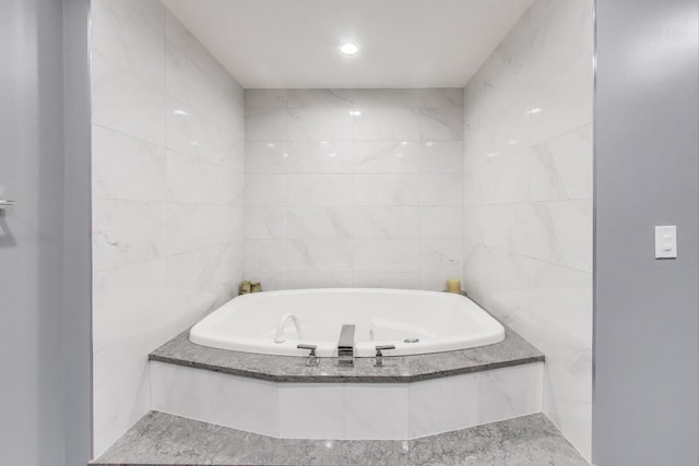 1001 W Madison St Unit 710, Chicago, IL 60607 - bathroom featuring a bath and tile walls