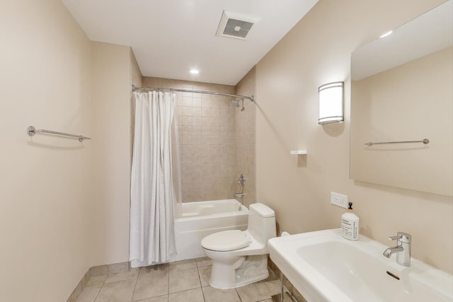 1001 W Madison St Unit 710, Chicago, IL 60607 - bathroom featuring shower / tub combo and tile patterned flooring