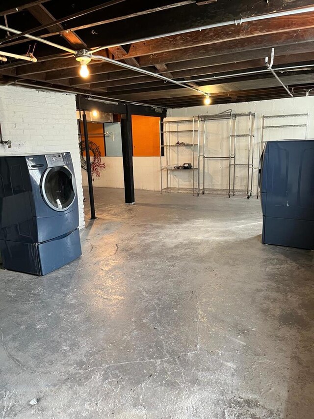 407 N William St, Joliet, IL 60435 - unfinished below grade area featuring washer / dryer