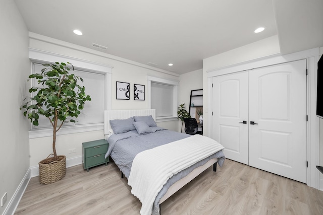 6280 Blackstone Ave, La Grange Highlands, IL 60525 - bedroom featuring light wood-style flooring, a closet, and recessed lighting