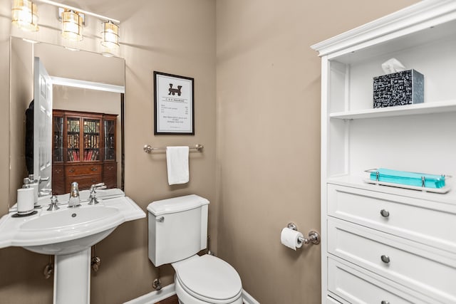 10 Park Ave, River Forest, IL 60305 - bathroom with toilet and baseboards
