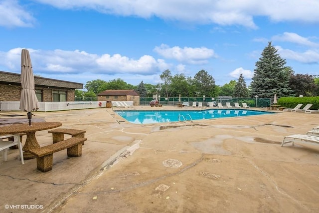 1205 E Hintz Rd Unit 206, Arlington Heights, IL 60004 - community pool featuring a patio area