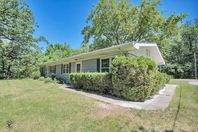 555/557 W Bluff St, Marseilles, IL 61341 - view of front facade with a front yard