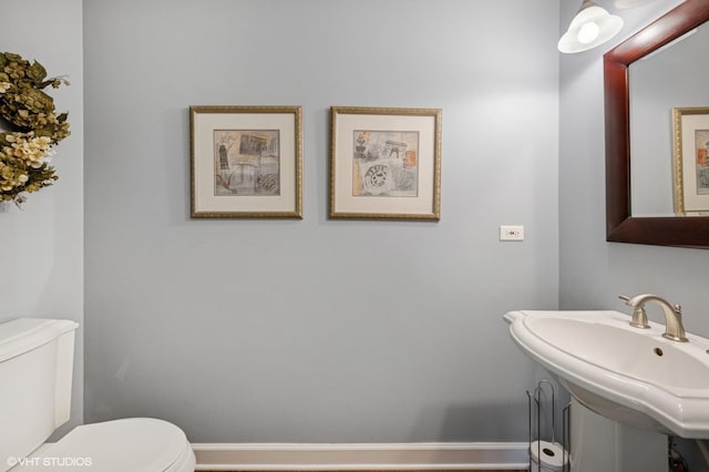 1355 W Kenilworth Ave, Palatine, IL 60067 - bathroom featuring toilet and baseboards