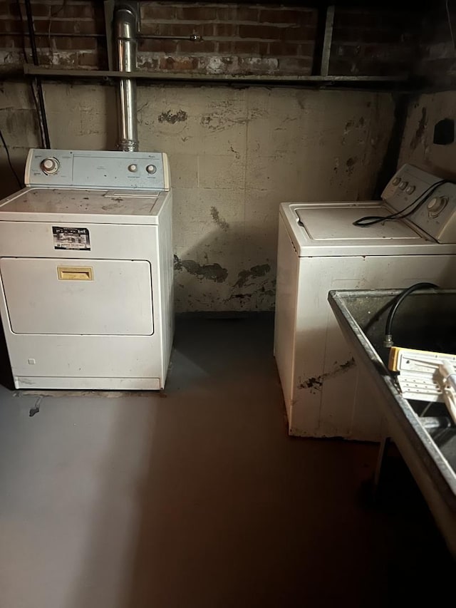 1513 E 86th Pl, Chicago, IL 60619 - laundry room featuring washer / dryer