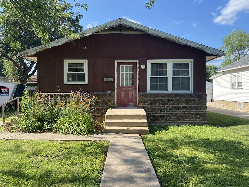218 W 10th St, Streator, IL 61364 - bungalow featuring a front yard and brick siding